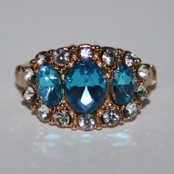 Vintagejelyfish Jewelry - Stunning Gold and Aqua Ring Size 7 NWOT